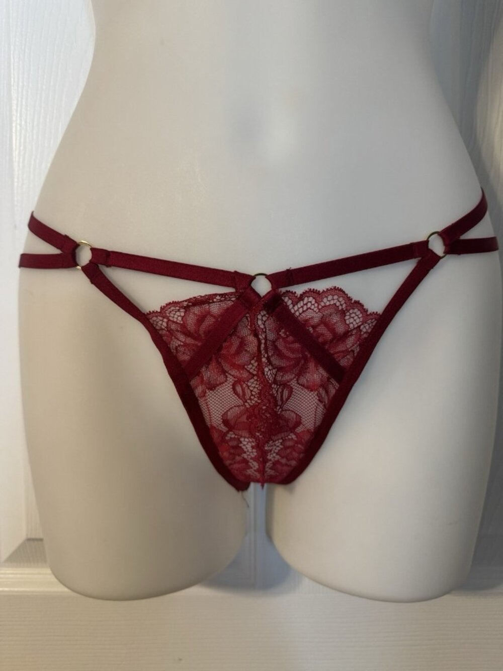 VICTORIA'S SECRET S RUBY RED GOLD CHARM STRAPS LACE SEXY OPEN BOTTOM PANTIES NWT